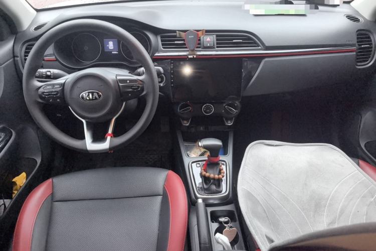 Used Kia KX Cross 2017 1.4L AT GLS Center Console