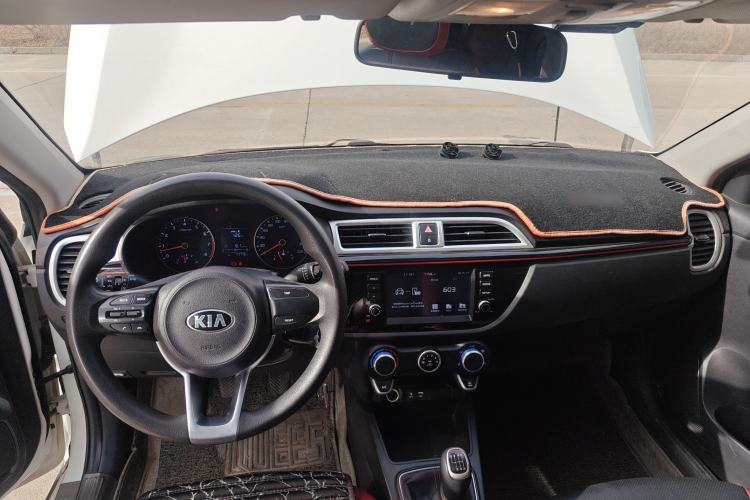 Used Kia KX Cross 2017 1.4L MT GLS Center Console