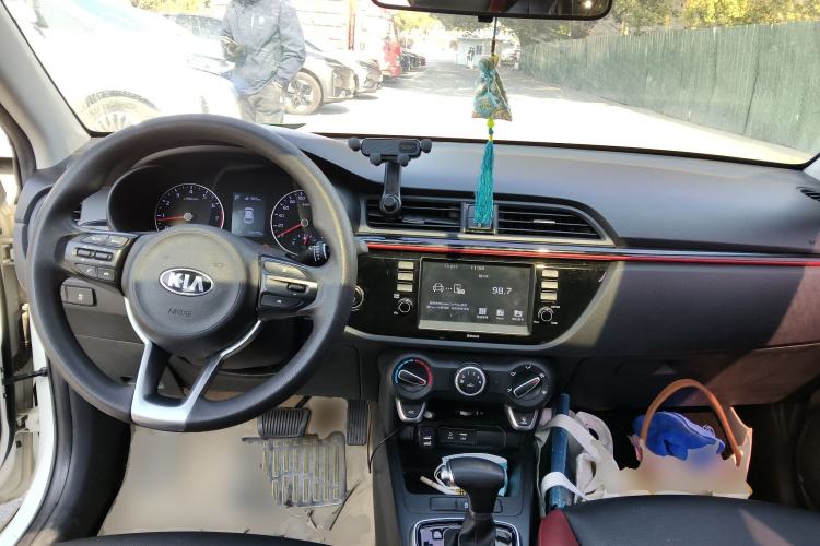 Used Kia KX Cross 2017 1.4L AT GLS Center Console