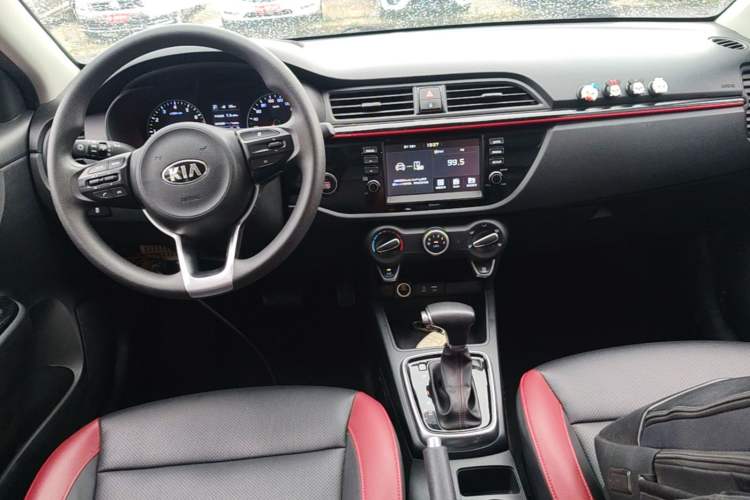 Used Kia KX Cross 2017 1.4L AT GLS Center Console