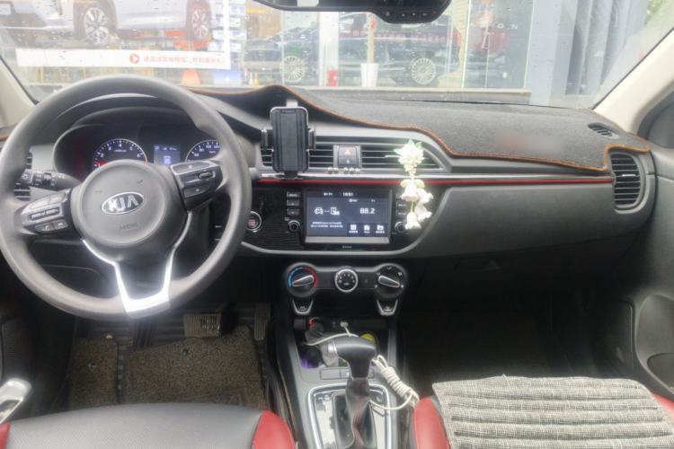 Used Kia KX Cross 2017 1.4L AT GLS Center Console