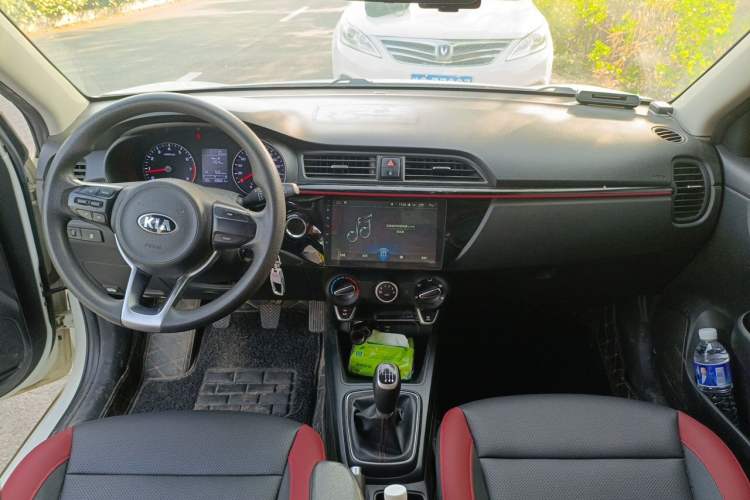 Used Kia KX Cross 2017 1.4L MT GLS Center Console