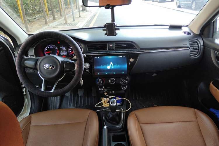 Used Kia KX Cross 2017 1.4L MT GLS Center Console
