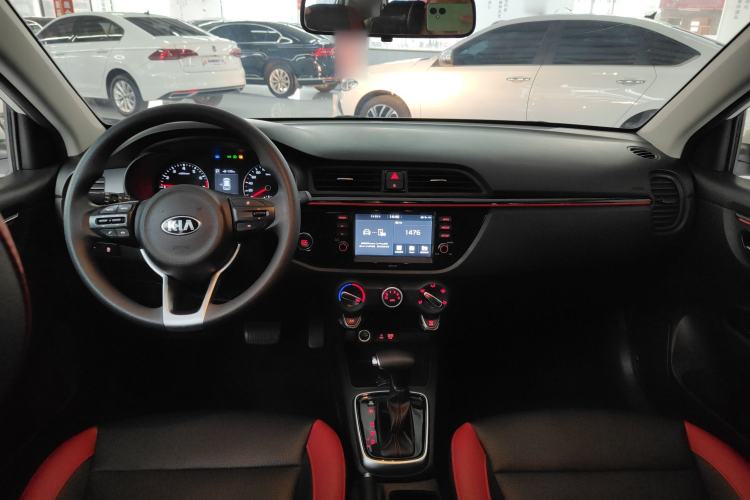 Used Kia KX Cross 2017 1.4L AT GLS Center Console