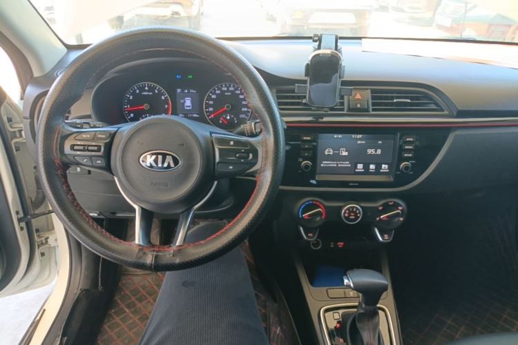 Used Kia KX Cross 2017 1.4L AT GLS Center Console