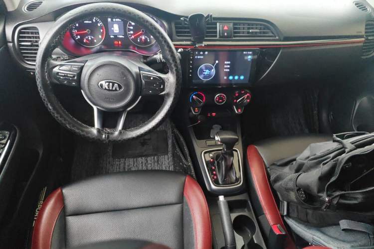 Used Kia KX Cross 2017 1.4L AT GLS Center Console