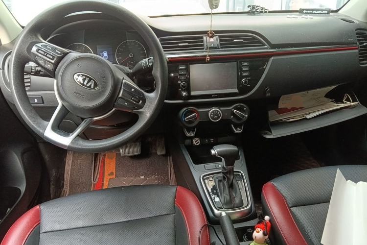 Used Kia KX Cross 2017 1.4L AT GLS Center Console