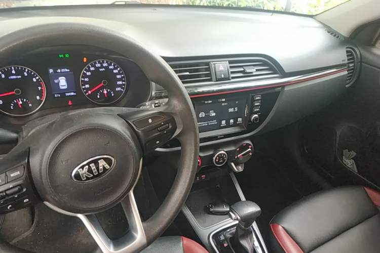 Used Kia KX Cross 2017 1.4L AT GLS Center Console