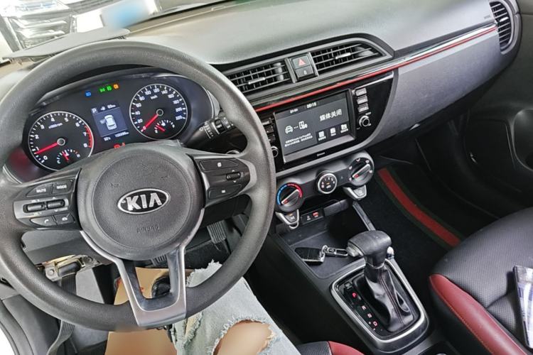Used Kia KX Cross 2017 1.4L AT GLS Center Console