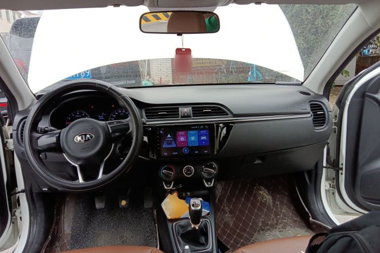 Used Kia KX Cross 2017 1.4L MT GLS Center Console