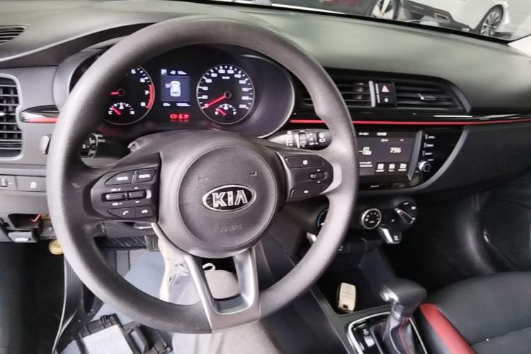Used Kia KX Cross 2017 1.4L AT GLS Center Console