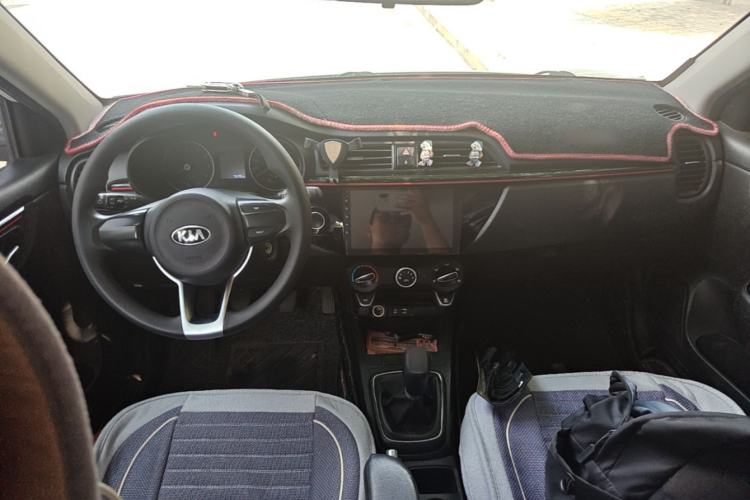 Used Kia KX Cross 2017 1.4L MT GLS Center Console
