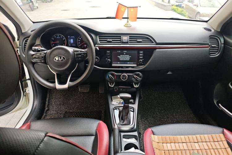 Used Kia KX Cross 2017 1.4L AT GLS Center Console