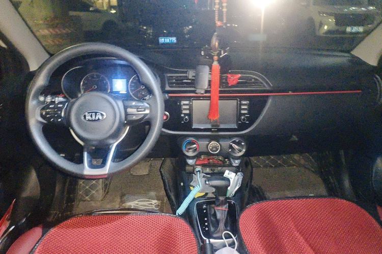 Used Kia KX Cross 2017 1.4L AT GLS Center Console