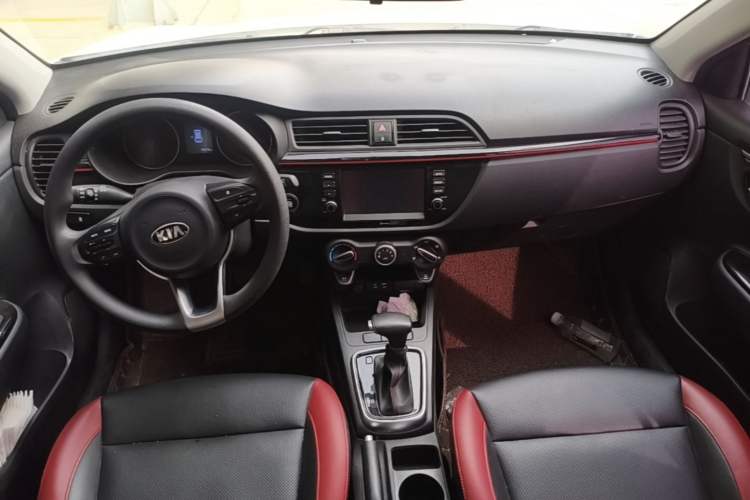 Used Kia KX Cross 2017 1.4L AT GLS Center Console