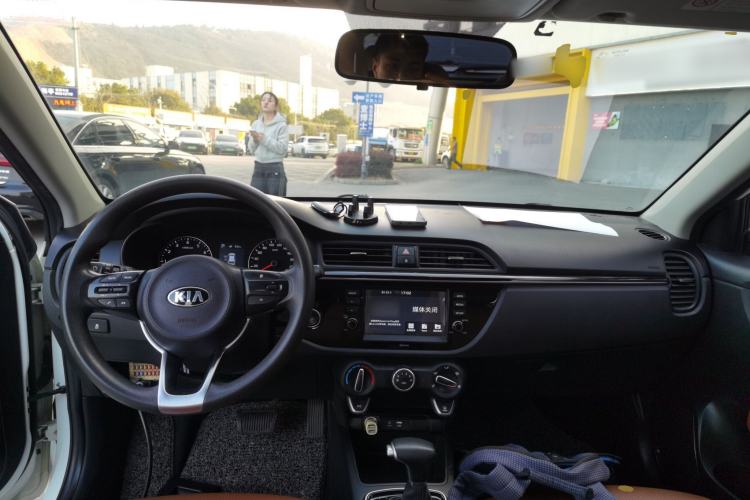 Used Kia KX Cross 2017 1.4L AT GLS Center Console