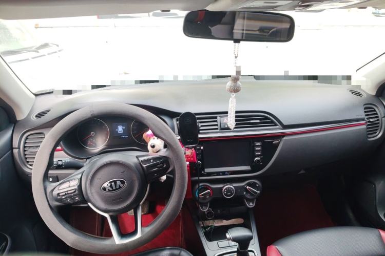 Used Kia KX Cross 2017 1.4L AT GLS Center Console