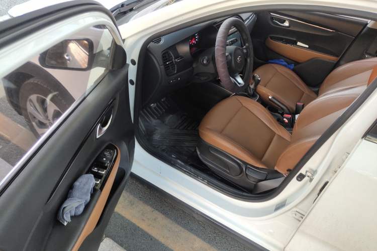 Used Kia KX Cross 2017 1.4L MT GLS Driver Seat
