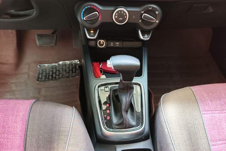Used Kia KX Cross 2017 1.4L AT GLS Gear Lever