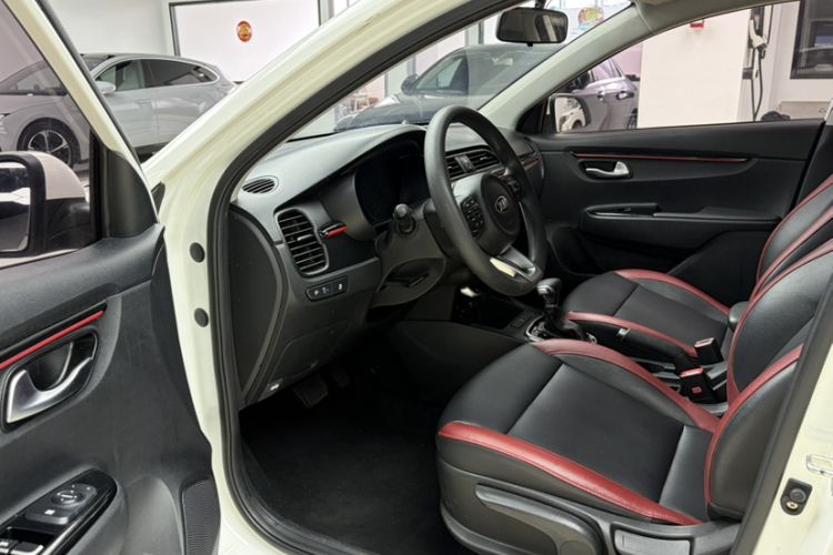 Used Kia KX Cross 2017 1.4L AT GLS Interior 3