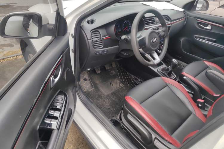 Used Kia KX Cross 2017 1.4L MT GLS Interior 3