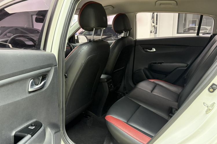 Used Kia KX Cross 2017 1.4L AT GLS Interior 4