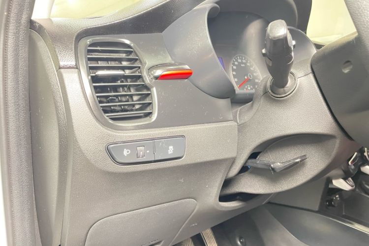 Used Kia KX Cross 2017 1.4L MT GLS Interior 4