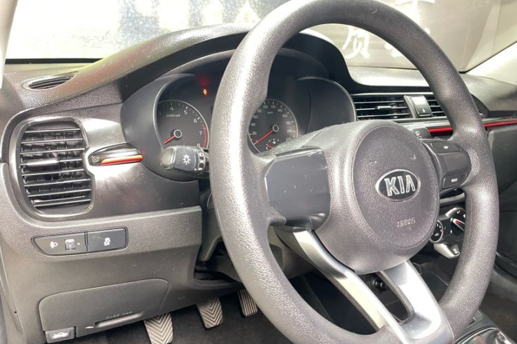 Used Kia KX Cross 2017 1.4L MT GLS Interior 5