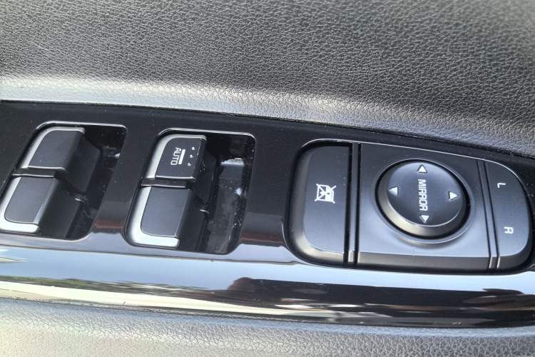 Used Kia KX Cross 2017 1.4L AT GLS Interior 6