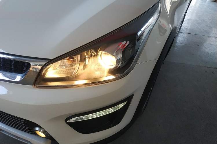 Used Kia KX Cross 2017 1.4L AT GLS Left Front Headlight