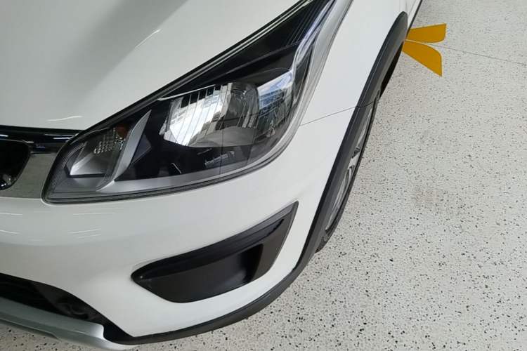 Used Kia KX Cross 2017 1.4L AT GLS Left Front Headlight