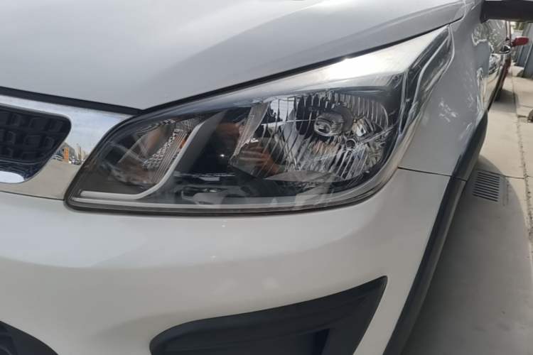 Used Kia KX Cross 2017 1.4L AT GLS Left Front Headlight