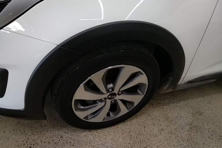 Used Kia KX Cross 2017 1.4L AT GLS Left Front Wheel Hub