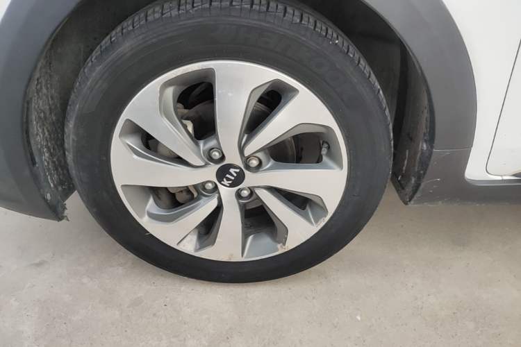 Used Kia KX Cross 2017 1.4L AT GLS Left Front Wheel Hub