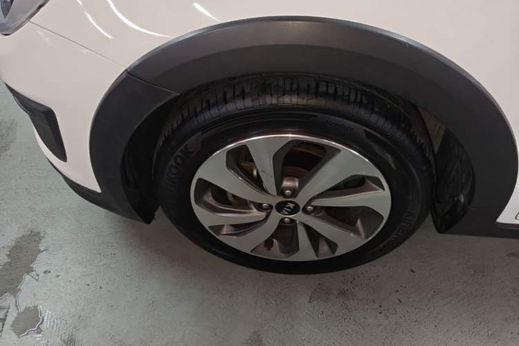 Used Kia KX Cross 2017 1.4L AT GLS Left Front Wheel Hub