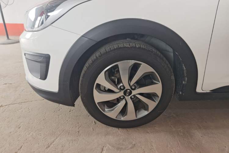 Used Kia KX Cross 2017 1.4L AT GLS Left Front Wheel Hub