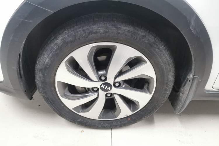 Used Kia KX Cross 2017 1.4L AT GLS Left Front Wheel Hub