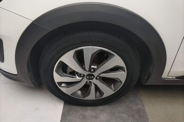Used Kia KX Cross 2017 1.4L AT GLS Left Front Wheel Hub