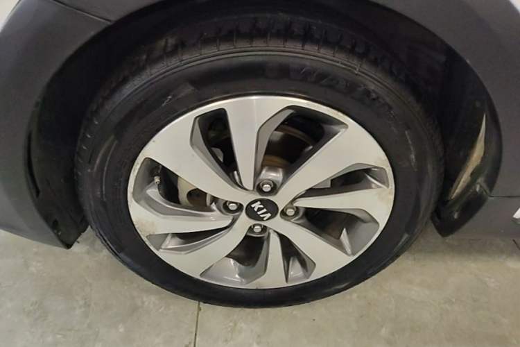 Used Kia KX Cross 2017 1.4L AT GLS Left Front Wheel Hub