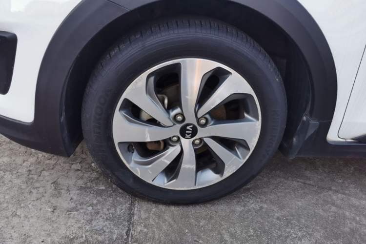Used Kia KX Cross 2017 1.4L AT GLS Left Front Wheel Hub