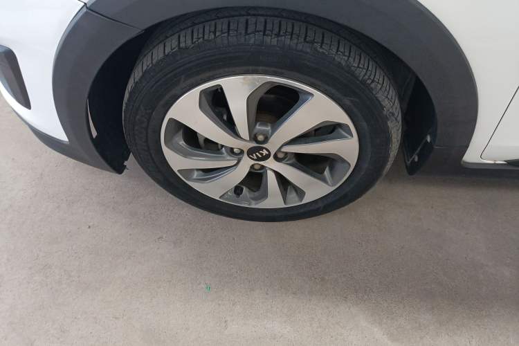 Used Kia KX Cross 2017 1.4L AT GLS Left Front Wheel Hub