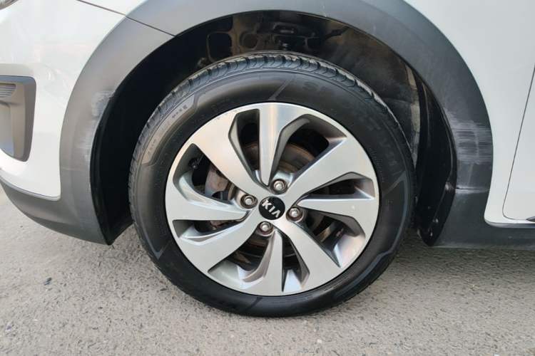 Used Kia KX Cross 2017 1.4L AT GLS Left Front Wheel Hub