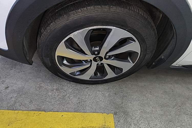 Used Kia KX Cross 2017 1.4L AT GLS Left Front Wheel Hub
