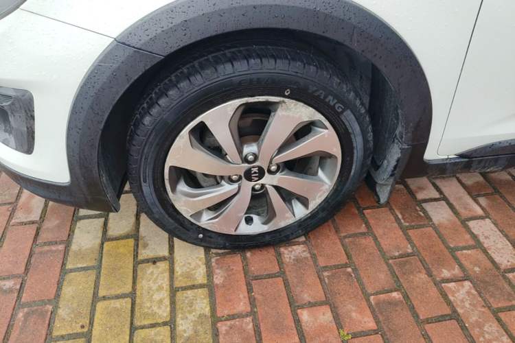 Used Kia KX Cross 2017 1.4L AT GLS Left Front Wheel Hub