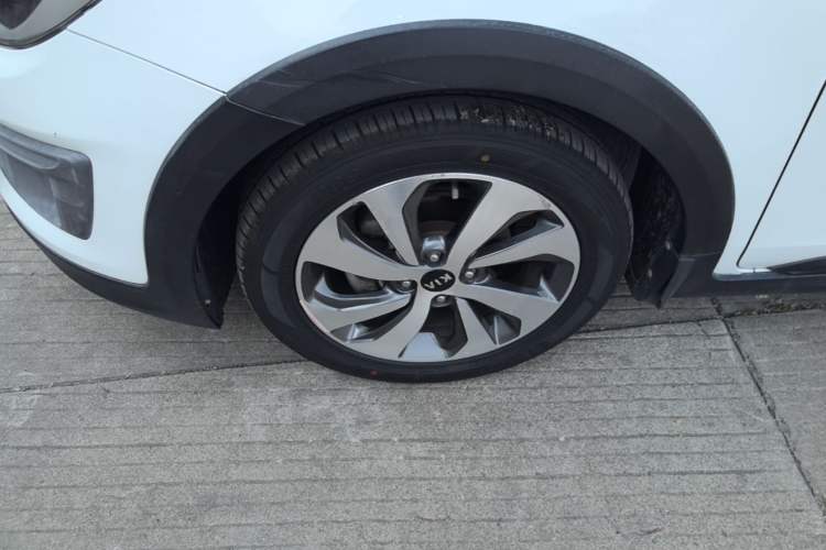 Used Kia KX Cross 2017 1.4L AT GLS Left Front Wheel Hub