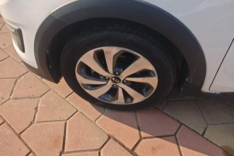 Used Kia KX Cross 2017 1.4L MT GLS Left Front Wheel Hub