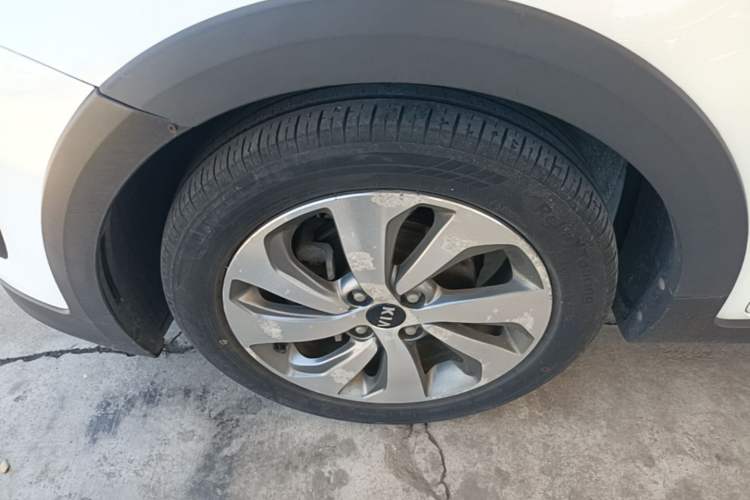 Used Kia KX Cross 2017 1.4L AT GLS Left Front Wheel Hub