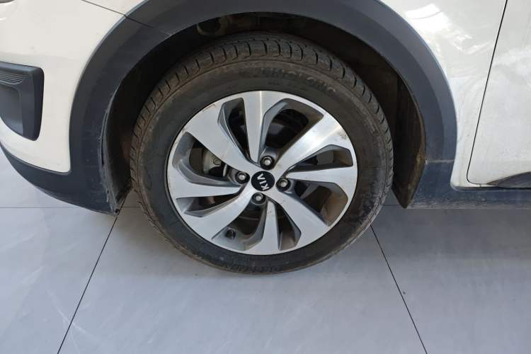 Used Kia KX Cross 2017 1.4L MT GLS Left Front Wheel Hub