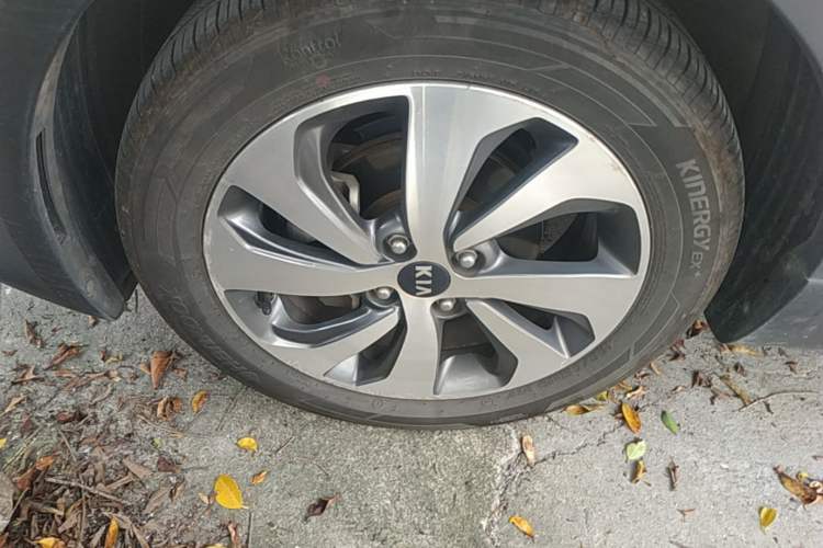 Used Kia KX Cross 2017 1.4L AT GLS Left Front Wheel Hub