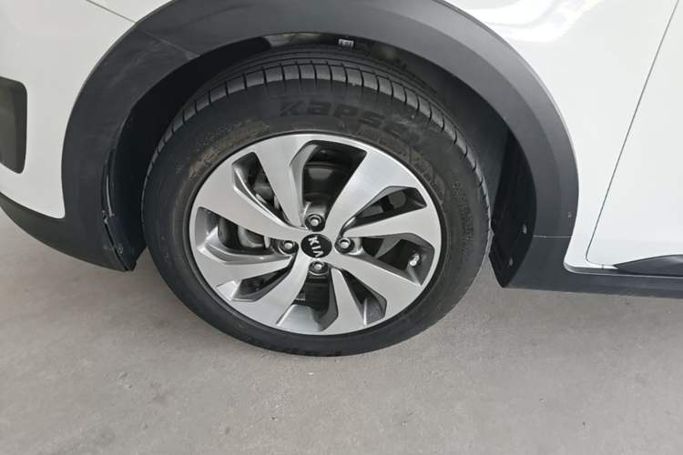 Used Kia KX Cross 2017 1.4L AT GLS Left Front Wheel Hub